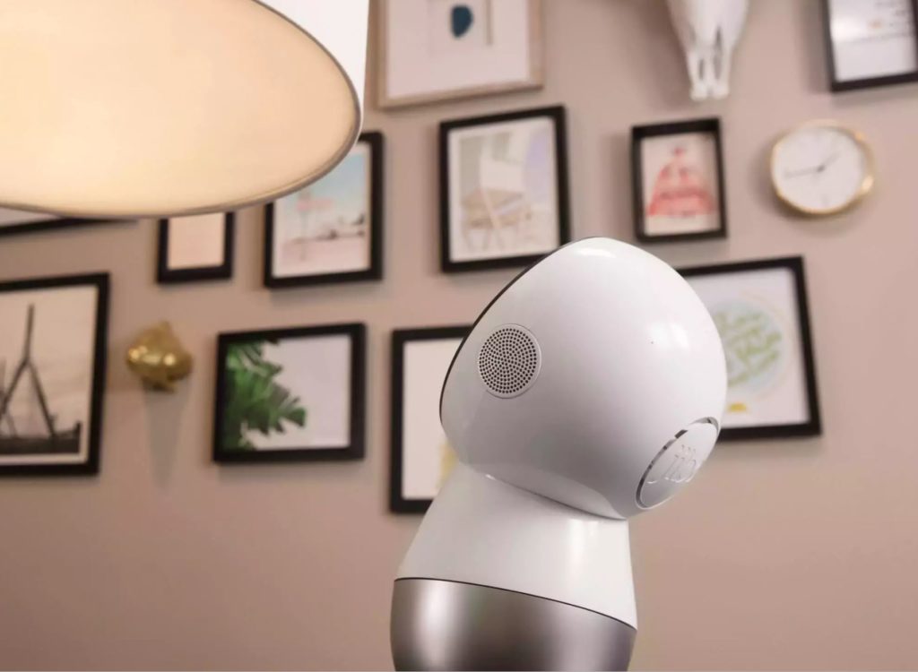 « My battery is low and it's ge... » Oups mauvais robot. // Source : Jibo « My battery is low and it's ge... » Oups mauvais robot. // Source : Jibo