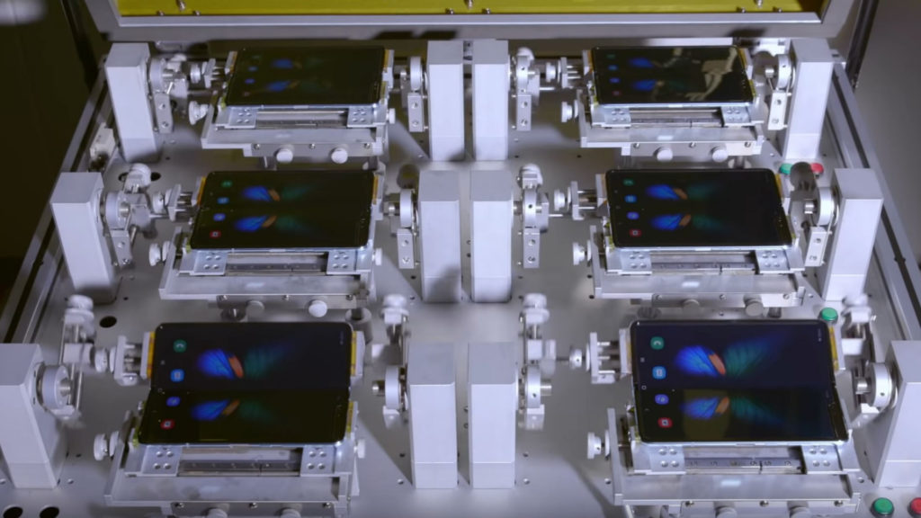 Les machines plient et déplient le smartphone inlassablement. // Source : Samsung Les machines plient et déplient le smartphone inlassablement. // Source : Samsung