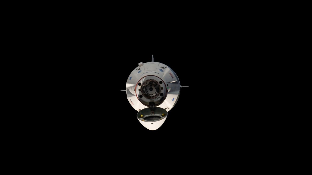La capsule Crew Dragon en manoeuvre. // Source : NASA La capsule Crew Dragon en manoeuvre. // Source : NASA
