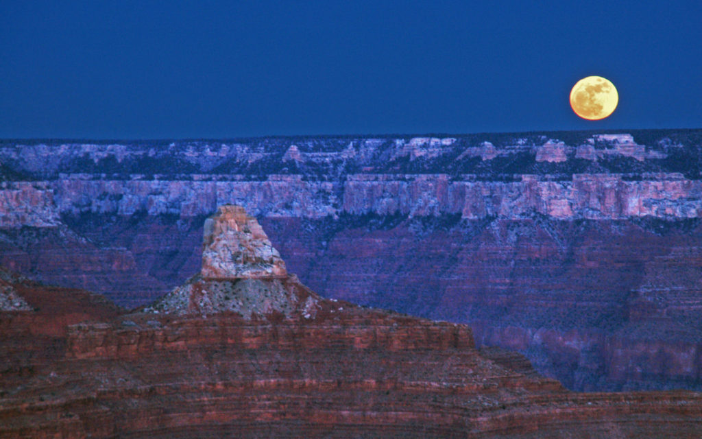 La Lune au dessus du Grand Canyon. // Source : Flickr/CC/Grand Canyon National Park (photo recadrée) La Lune au dessus du Grand Canyon. // Source : Flickr/CC/Grand Canyon National Park (photo recadrée)