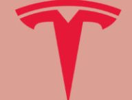 Le logo Tesla // Source : Montage Numerama / Tesla