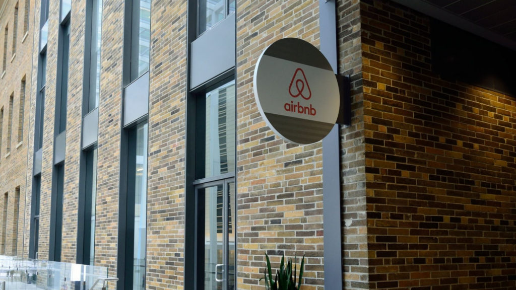 Le logo Airbnb. // Source : Flickr Le logo Airbnb. // Source : Flickr