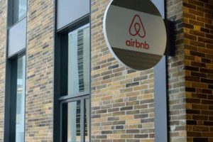 Le logo Airbnb. // Source : Flickr Le logo Airbnb. // Source : Flickr