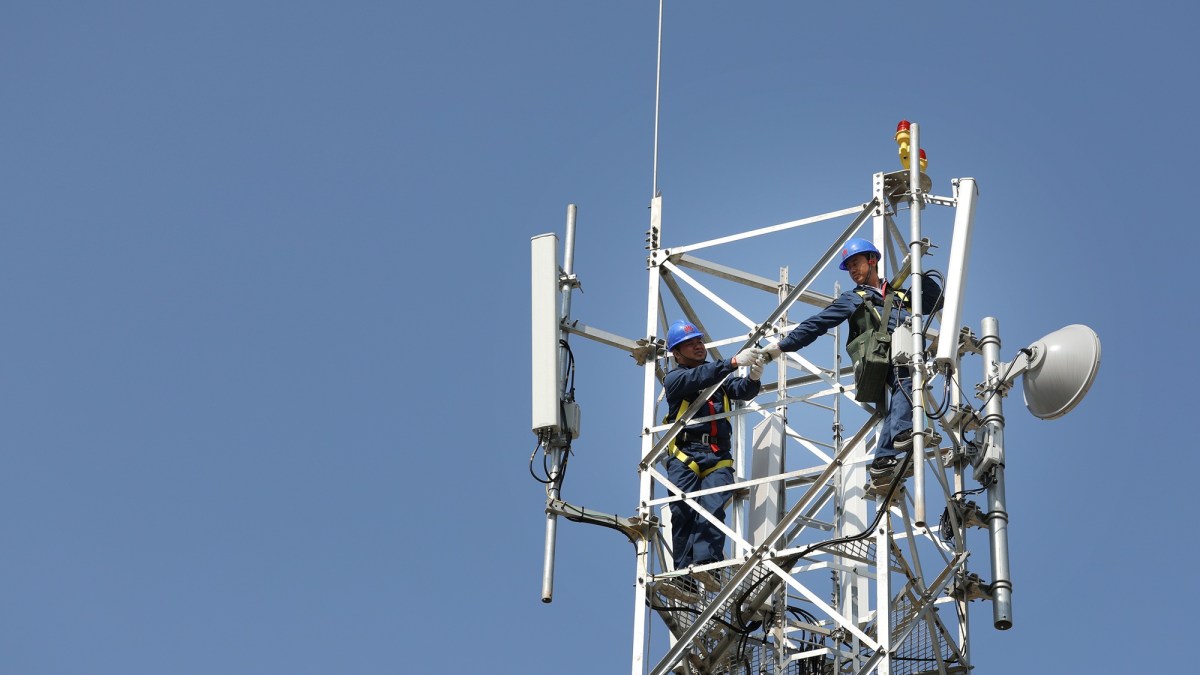 Des techniciens de Huawei à a manoeuvre. // Source : Huawei Des techniciens de Huawei à a manoeuvre. // Source : Huawei