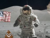 Les selles laissées sur la Lune abritent-elle la vie ? // Source : Pixabay (photo recadrée), Wikimedia/U3103844, montage Numerama