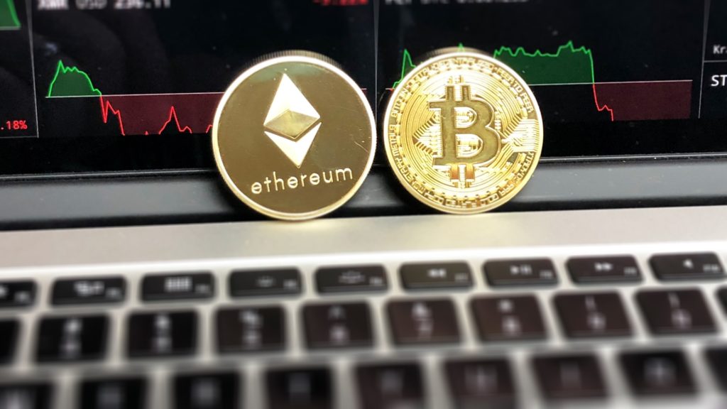 Deux crypto-monnaies : l'Ethereum et le Bitcoin. // Source : Pexels/David McBee Deux crypto-monnaies : l'Ethereum et le Bitcoin. // Source : Pexels/David McBee
