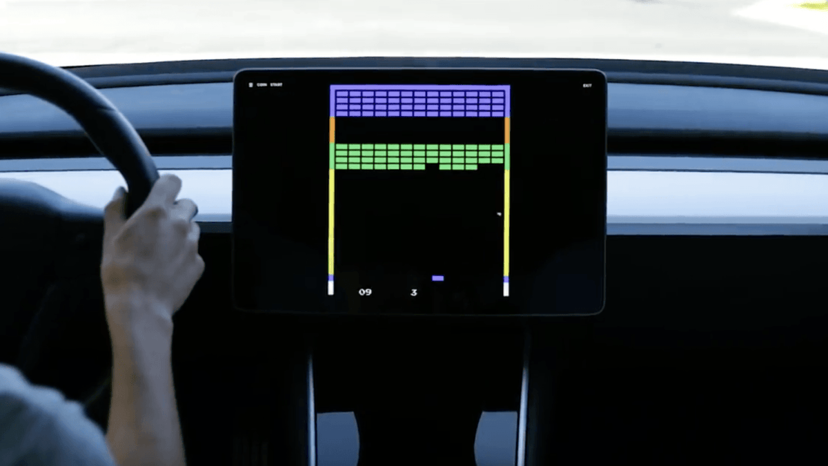 Super Breakout dans les Tesla // Source : YouTube Tesla Super Breakout dans les Tesla // Source : YouTube Tesla
