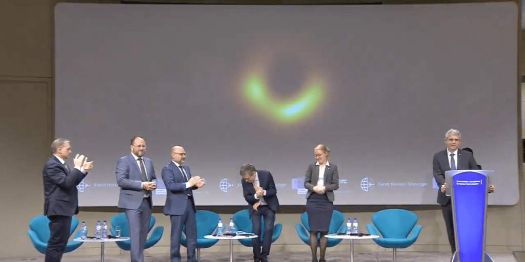 La première image d'un trou noir. // Source : Capture d'écran European Commission La première image d'un trou noir. // Source : Capture d'écran European Commission