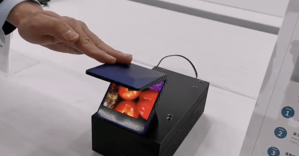 Smartphone pliable Sharp // Source : Twitter Engadget JP
