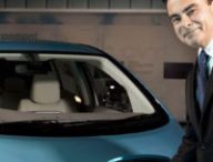 Carlos Ghosn avec la Nissan Leaf // Source : Wikipédia