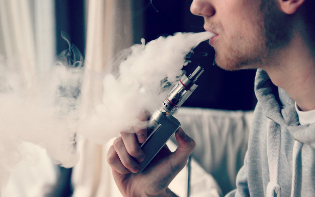 Une personne utilisant une cigarette électronique. // Source : Flickr/CC/Vaping360 (photo recadrée) Une personne utilisant une cigarette électronique. // Source : Flickr/CC/Vaping360 (photo recadrée)