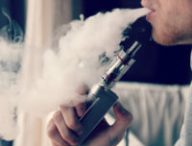 Une personne utilisant une cigarette électronique. // Source : Flickr/CC/Vaping360 (photo recadrée)