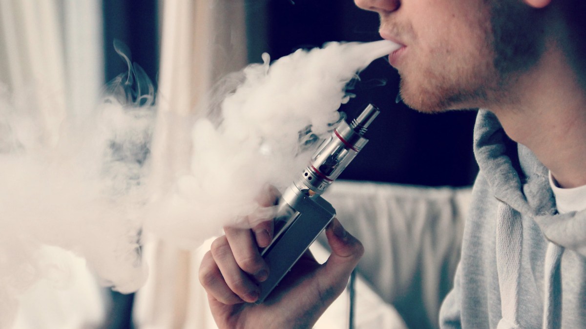Une personne utilisant une cigarette électronique. // Source : Flickr/CC/Vaping360 (photo recadrée) Une personne utilisant une cigarette électronique. // Source : Flickr/CC/Vaping360 (photo recadrée)