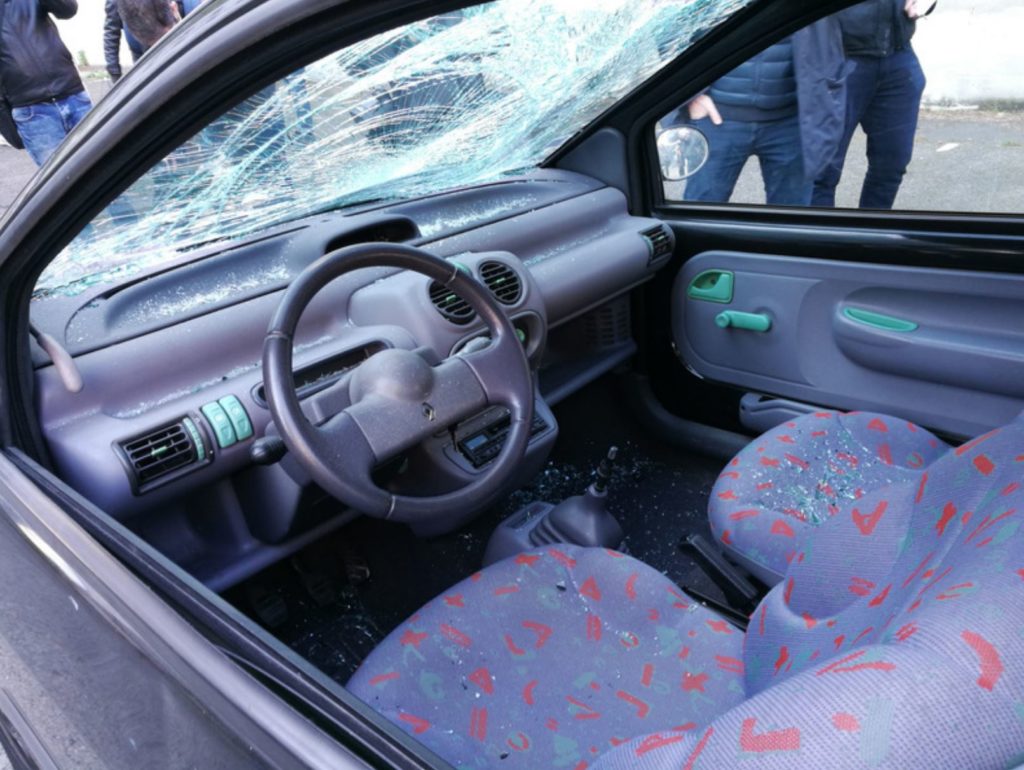 L'impact n'a pas épargné la voiture. // Source : Léopold Maçon L'impact n'a pas épargné la voiture. // Source : Léopold Maçon