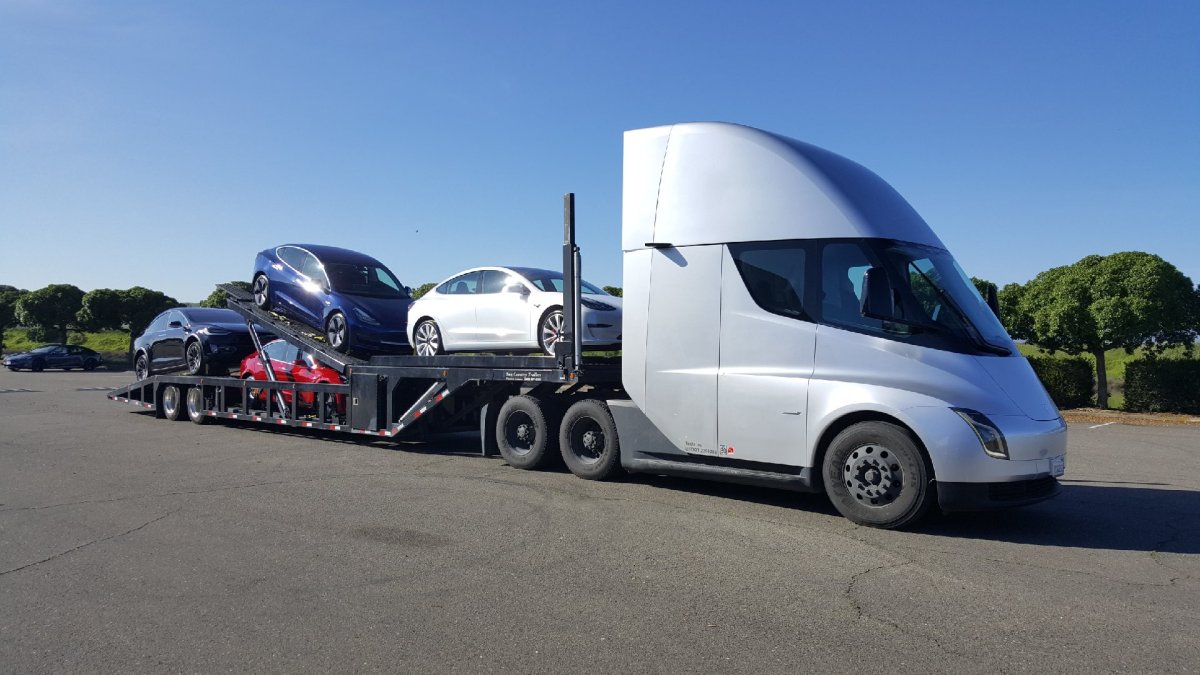 Tesla Semi qui tracte des Model 3 // Source : Tesla Tesla Semi qui tracte des Model 3 // Source : Tesla