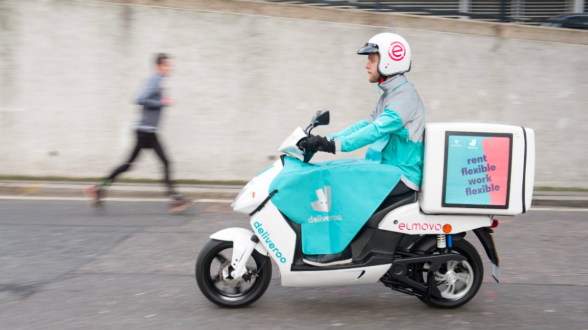 Un scooter Deliveroo. // Source : Deliveroo Un scooter Deliveroo. // Source : Deliveroo