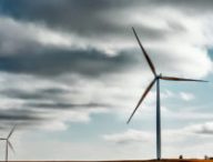 Des éoliennes dans un champ. // Source : Pixabay (photo recadrée)