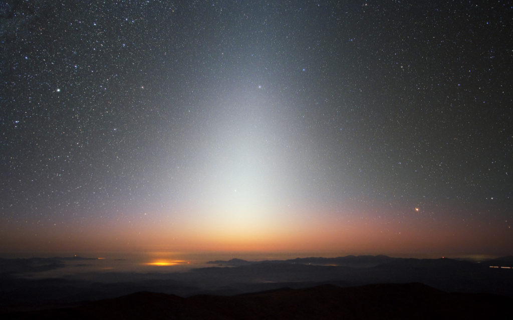La lumière zodiacale (Chili, 2009). // Source : ESO/Y. Beletsky (photo recadrée) La lumière zodiacale (Chili, 2009). // Source : ESO/Y. Beletsky (photo recadrée)