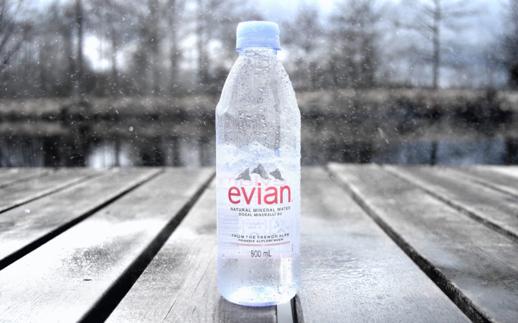 Une bouteille d'Evian. // Source : Pexels (photo recadrée) Une bouteille d'Evian. // Source : Pexels (photo recadrée)