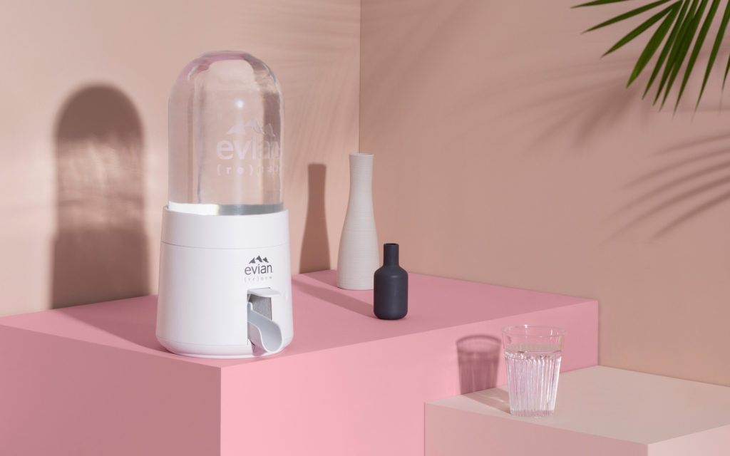 Evian (re)new. // Source : Evian (photo recadrée) Evian (re)new. // Source : Evian (photo recadrée)