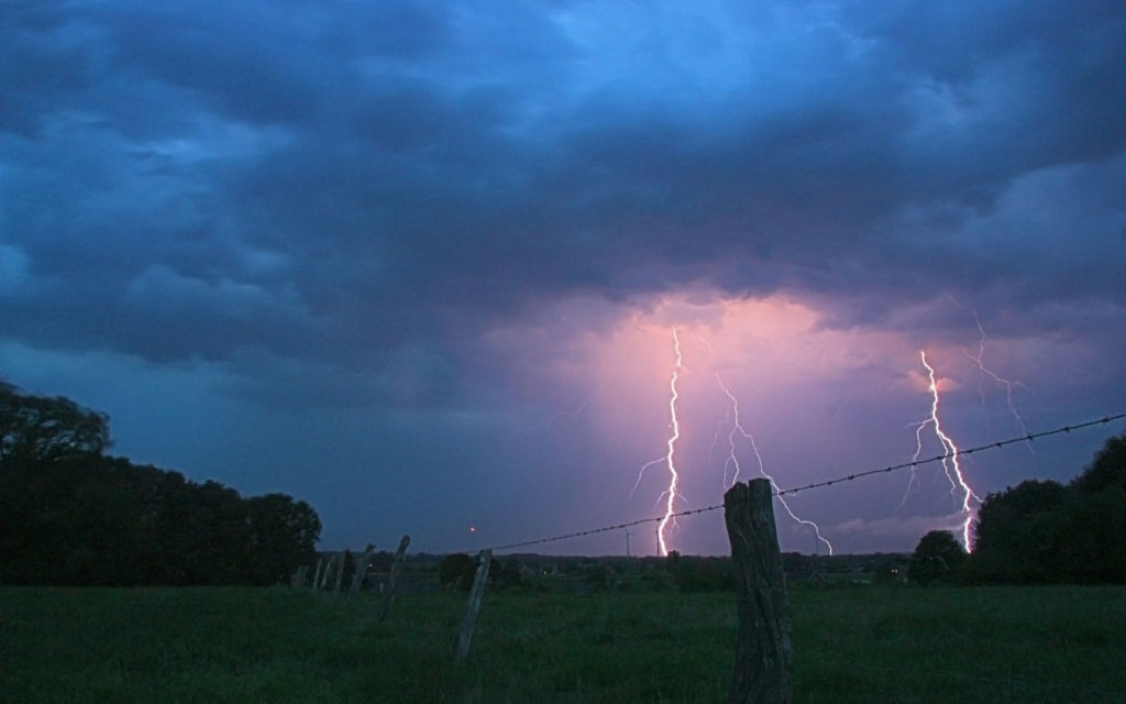 La foudre pendant un orage. // Source : Pixabay (photo recadrée) La foudre pendant un orage. // Source : Pixabay (photo recadrée)