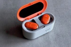 Boîtier des écouteurs Skullcandy Push // Source : Numerama