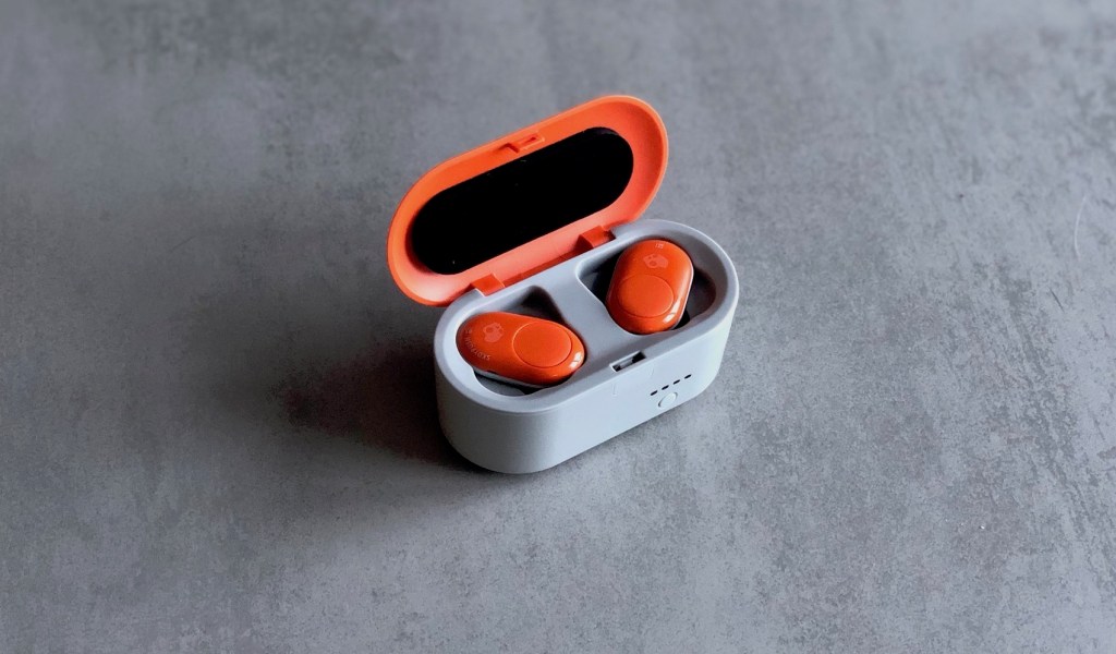 Boîtier des écouteurs Skullcandy Push // Source : Numerama