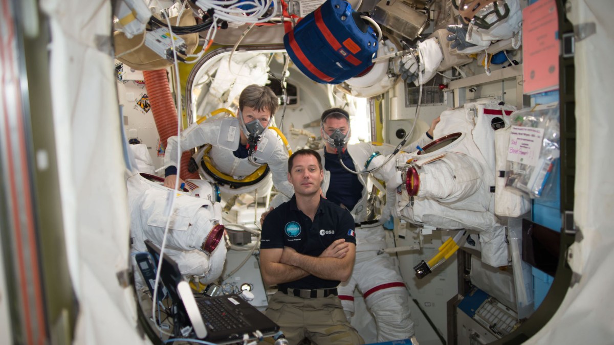 Peggy Whitson, Shane Kimbrough et Thomas Pesquet dans l'ISS en 2017. // Source : Wikimedia/CC/Nasa Peggy Whitson, Shane Kimbrough et Thomas Pesquet dans l'ISS en 2017. // Source : Wikimedia/CC/Nasa