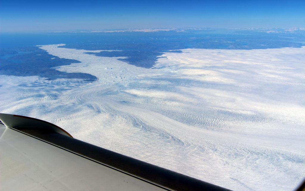 Le glacier Jakobshavn Isbræ. // Source : NASA/John Sonntag (photo recadrée) Le glacier Jakobshavn Isbræ. // Source : NASA/John Sonntag (photo recadrée)
