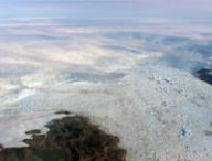 Le glacier Jakobshavn Isbræ. // Source : NASA/OIB/John Sonntag (photo recadrée)