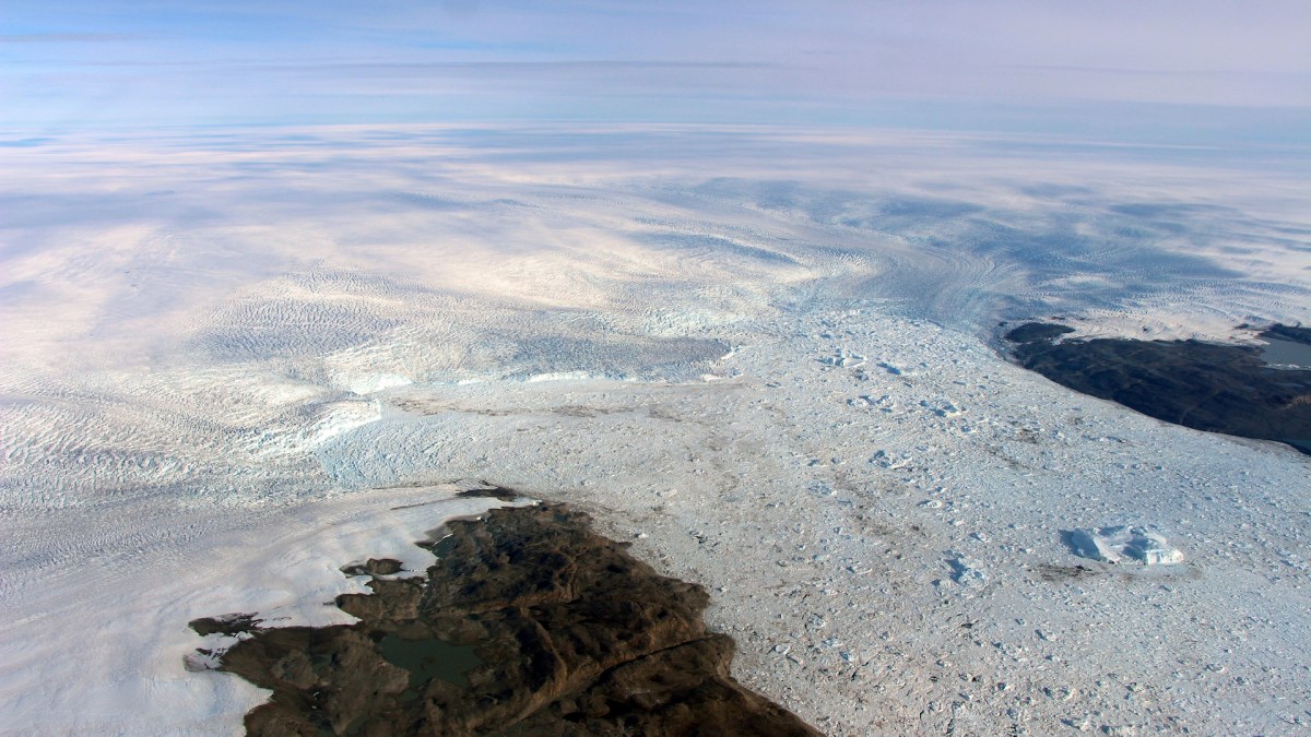 Le glacier Jakobshavn Isbræ. // Source : NASA/OIB/John Sonntag (photo recadrée) Le glacier Jakobshavn Isbræ. // Source : NASA/OIB/John Sonntag (photo recadrée)