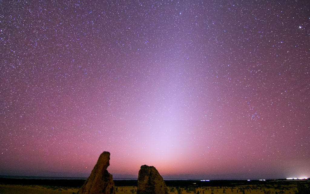 La lumière zodiacale, vue depuis l'Australie. // Source : Flickr/Domaine public/Dylan O'Donnell (photo recadrée) La lumière zodiacale, vue depuis l'Australie. // Source : Flickr/Domaine public/Dylan O'Donnell (photo recadrée)
