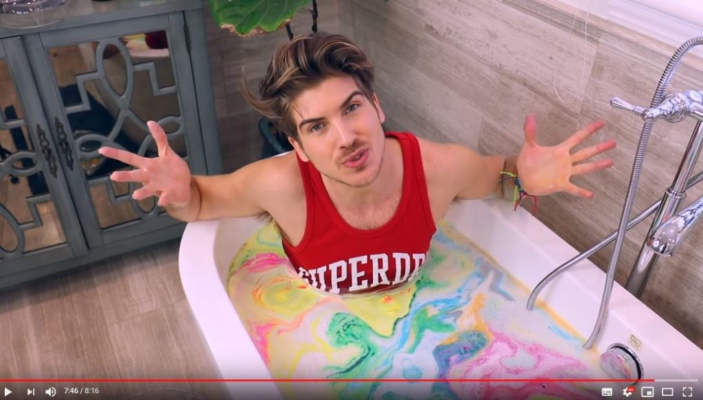 Car pourquoi pas. // Source : Capture d'écran YouTube / Joey Graceffa Car pourquoi pas. // Source : Capture d'écran YouTube / Joey Graceffa