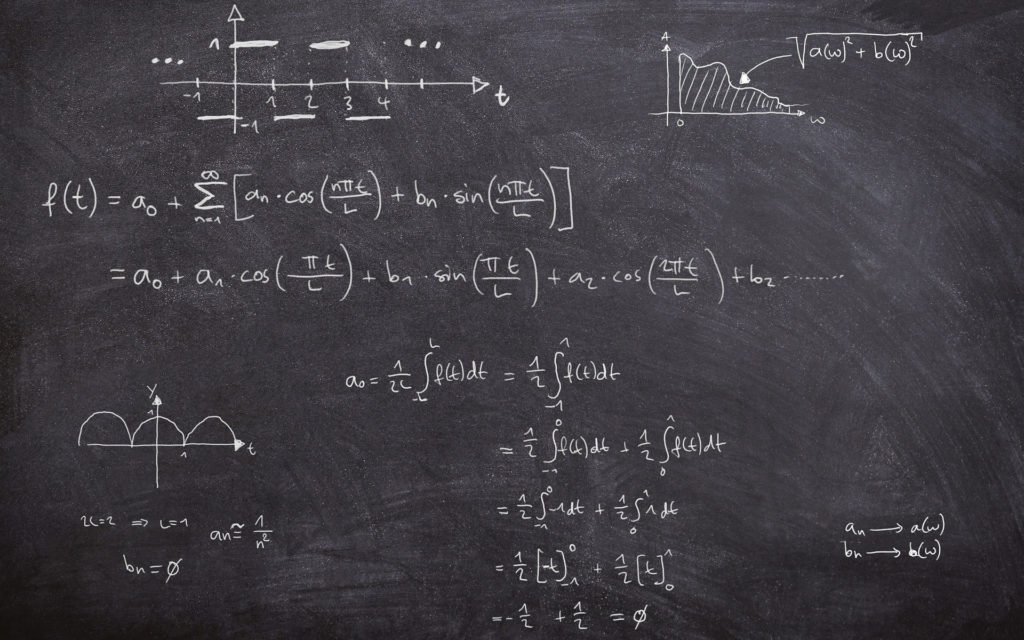 Des calculs mathématiques sur un tableau. // Source : Pixabay (photo recadrée) Des calculs mathématiques sur un tableau. // Source : Pixabay (photo recadrée)