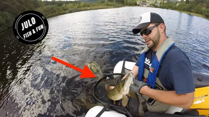 Julo en train de pêcher en rivière. // Source : Youtube/ Julo Fish & Fun Julo en train de pêcher en rivière. // Source : Youtube/ Julo Fish & Fun