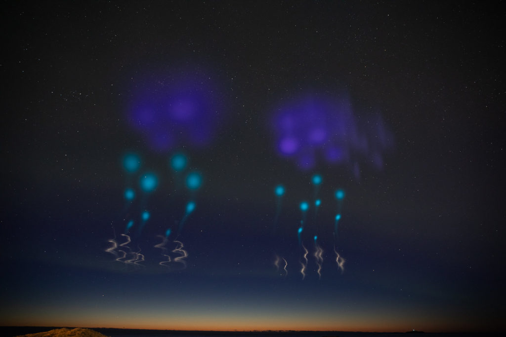 Non, ces nuages ne viennent pas des extraterrestres. // Source : NASA/Lee Wingfield (photo recadrée) Non, ces nuages ne viennent pas des extraterrestres. // Source : NASA/Lee Wingfield (photo recadrée)