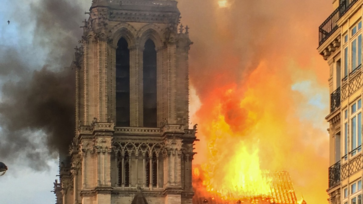 L'incendie de Notre Dame le 15 avril 2019. // Source : Wikimedia/CC/LeLaisserPasserA38 (photo recadrée) L'incendie de Notre Dame le 15 avril 2019. // Source : Wikimedia/CC/LeLaisserPasserA38 (photo recadrée)