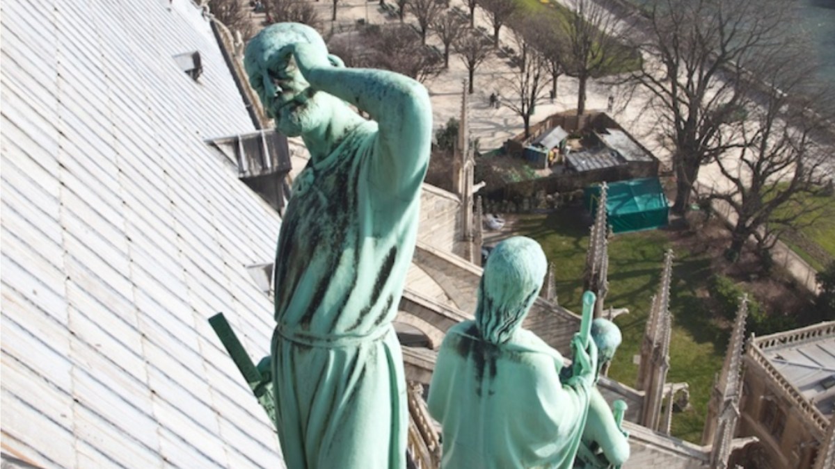 Les statues qui étaient présentes au niveau de la flèche de l'édifice. // Source : Site officiel de Notre-Dame de Paris Les statues qui étaient présentes au niveau de la flèche de l'édifice. // Source : Site officiel de Notre-Dame de Paris