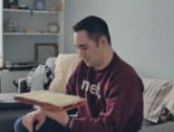 Le youtubeur, son ordinateur en lasagnes à la main. // Source : Capture d'écran YouTube / Laplanet arts