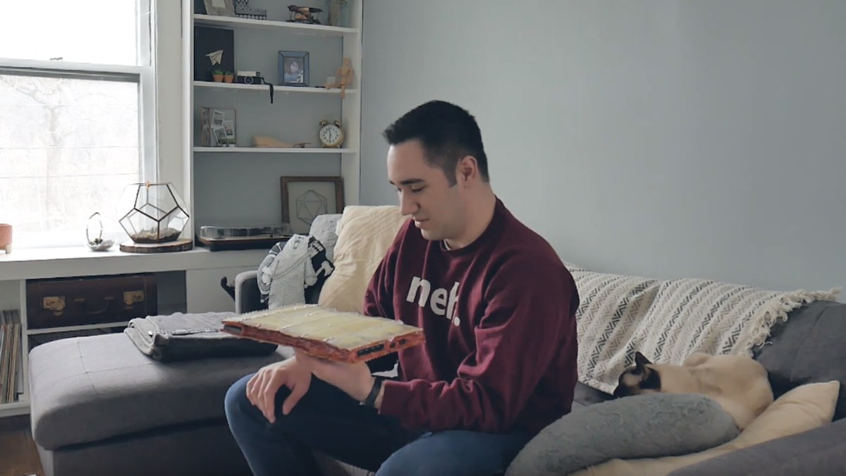 Le youtubeur, son ordinateur en lasagnes à la main. // Source : Capture d'écran YouTube / Laplanet arts Le youtubeur, son ordinateur en lasagnes à la main. // Source : Capture d'écran YouTube / Laplanet arts