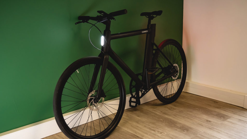 Vélo à assistance électrique Cowboy // Source : Léa Hamadi pour Numerama Vélo à assistance électrique Cowboy // Source : Léa Hamadi pour Numerama