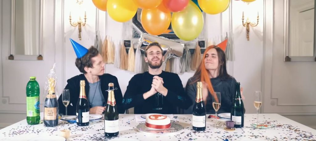 PewDiePie sort le champagne. // Source : Capture d'écran YouTube / PewDiePie PewDiePie sort le champagne. // Source : Capture d'écran YouTube / PewDiePie