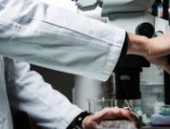 Dans un laboratoire. // Source : Flickr/CC/École polytechnique, J. Barande (photo recadrée)