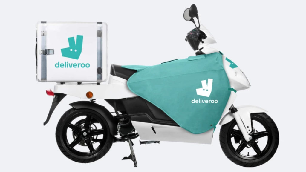 Un scooter siglé Deliveroo. // Source : Deliveroo Un scooter siglé Deliveroo. // Source : Deliveroo