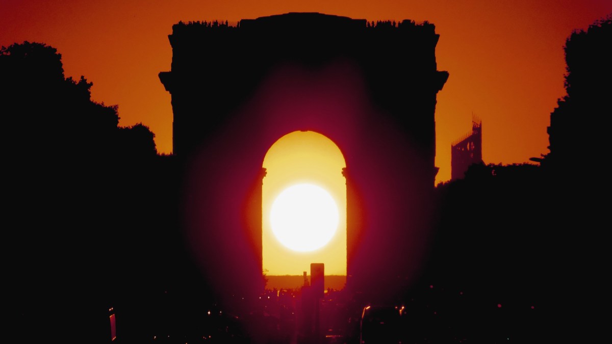 Le Soleil se couche sous l'Arc de Triomphe, le 1er août 2013. // Source : Wikimedia/CC/Siren-Com (photo recadrée) Le Soleil se couche sous l'Arc de Triomphe, le 1er août 2013. // Source : Wikimedia/CC/Siren-Com (photo recadrée)
