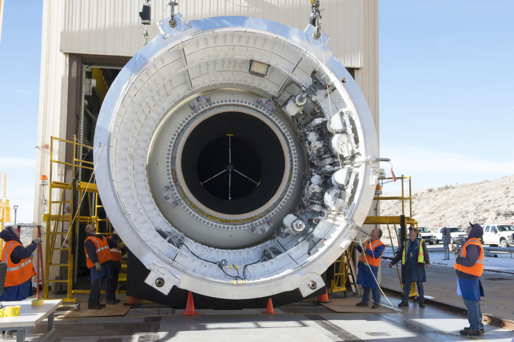 Un booster du Space Launch System. // Source : Orbital ATK