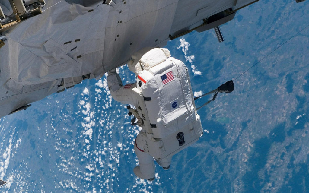 Un astronaute de l'ISS pendant une sortie. // Source : Pixabay (photo recadrée) Un astronaute de l'ISS pendant une sortie. // Source : Pixabay (photo recadrée)