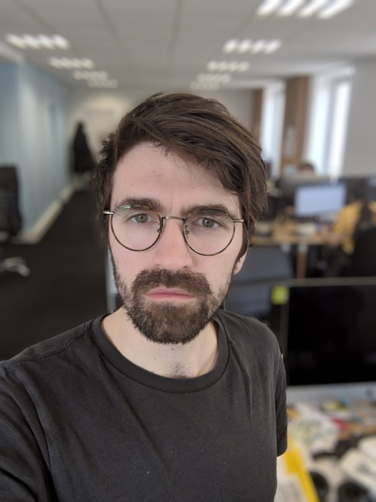 En éclairage artificiel, le mode en démérite pas // Source : Julien Cadot pour Numerama En éclairage artificiel, le mode en démérite pas // Source : Julien Cadot pour Numerama