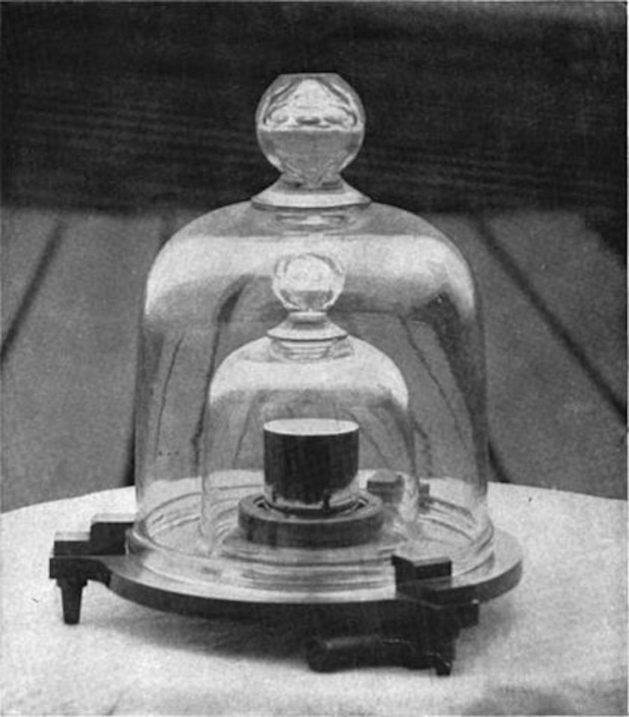Le kilogramme standard // Source : Wikimedia/ US National Bureau of Standards, now National Institute of Standards and Technology (NIST) Le kilogramme standard // Source : Wikimedia/ US National Bureau of Standards, now National Institute of Standards and Technology (NIST)
