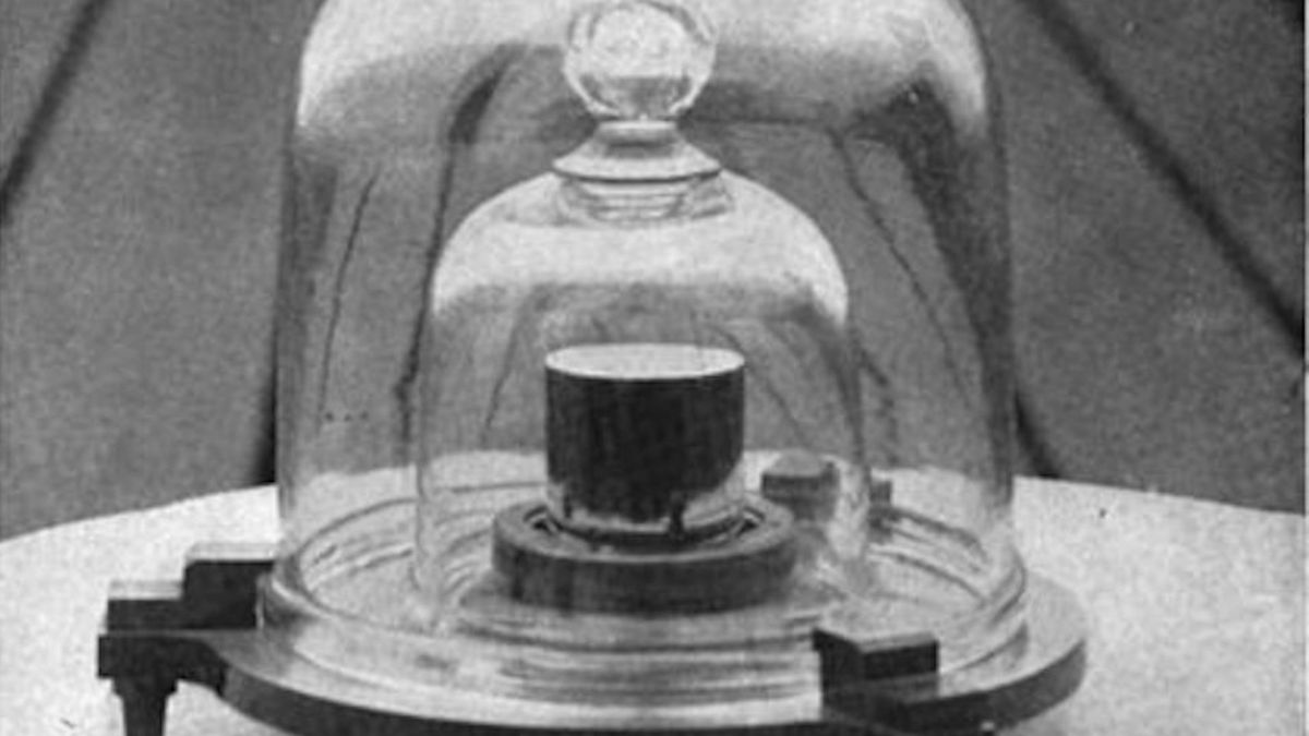 Le kilogramme standard // Source : Wikimedia/ US National Bureau of Standards, now National Institute of Standards and Technology (NIST) Le kilogramme standard // Source : Wikimedia/ US National Bureau of Standards, now National Institute of Standards and Technology (NIST)